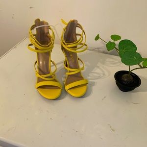 Women heels size 6 . New with tag